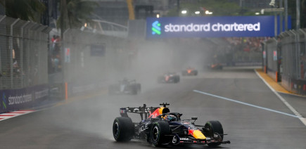 Verstappen remporte un sprint chaotique avec neuf abandons, dont Russell