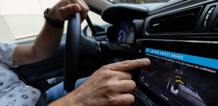 Écrans en voiture : l’étude choc d’Allianz qui révèle un danger pire que l’alcool au volant