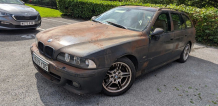 Quelqu’un a eu l’étrange idée du rat look sur une BMW Série 5 E39