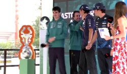 Vidéo - Fernando Alonso étrangle, gentiment, Alex Albon sur fond de polémique