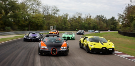 Plus de 12 000 ch et 50 millions d'euros sur la route : neuf Bugatti en parade en Alsace.